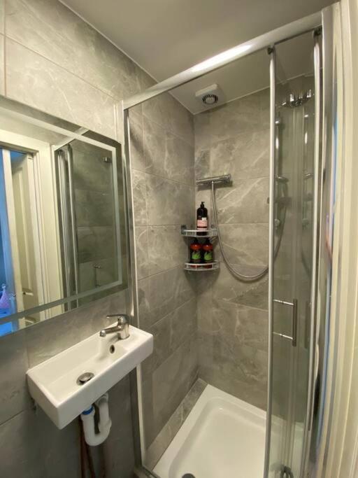 One Bedroom Putney Village Flat Londen Buitenkant foto