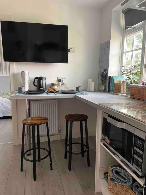 One Bedroom Putney Village Flat Londen Buitenkant foto